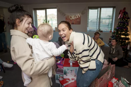 Vicky Pattison meets Centrepoint residents over Christmas, including a mum and her baby